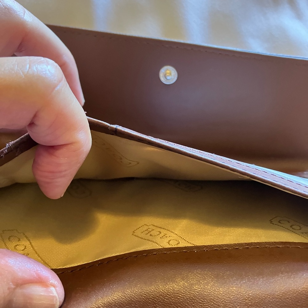 Faux COACH Women’s Wallet in Elegant Shades of Brown - Picture 4 of 7